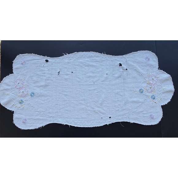 Unbranded Other - Vintage Embroidered Floral Table Runner White Linen Scalloped Edge 39 Inch